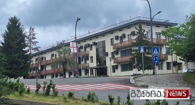 ოზურგეთი პოლიტიკური ვნებათაღელვის ეპიცენტრში: საკრებულოს თავმჯდომარე მედიას ემალება