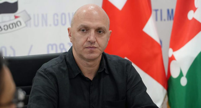 ოზურგეთის მერის გადადგომა: პაატა კუნჭულიას განცხადება და შიდაპარტიული დაპირისპირება