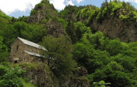ექსკურსიაზე მყოფი მასწავლებელი კლდიდან გადავარდა და გარდაიცვალა