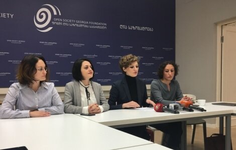 2 საქმე - ქალები სამართალდამცავი ორგანოების თანამშრომელთა მხრიდან ძალადობაზე საუბრობენ