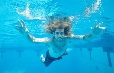 Nirvana-ს ალბომის ყდაზე გამოსახული ჩვილი გაიზარდა და ჯგუფს უჩივის