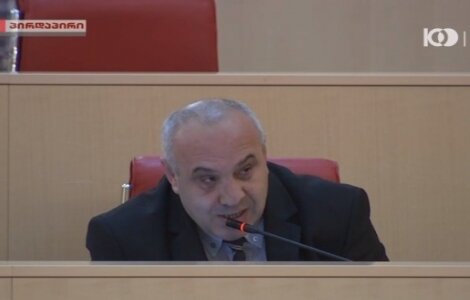 ვიდეო► უმრავლესობის დეპუტატმა პარლამენტის ტრიბუნიდან ჰომოფობიური განცხადება გააკეთა