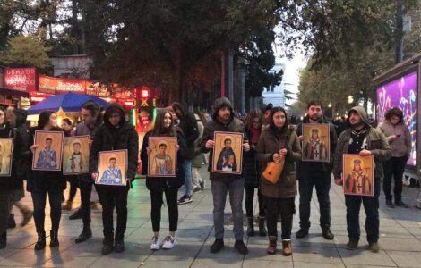 „გირჩის“ აქტივისტებმა ივანიშვილს რეზიდენციასთან „ვხედავ მეცხვარეს“ უმღერეს