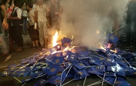 „ქართული ოცნების“ ოფისთან აქციის მონაწილეებმა ბანერები ჩამოხსნეს და დაწვეს