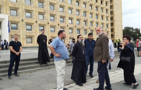 პრაიდის მხარდამჭერ აქციამდე კანცელარიასთან ფალავანდიშვილი და სასულიერო პირები მივიდნენ