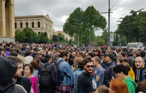 ფოტო ► პარლამენტთან აქცია მიმდინარეობს