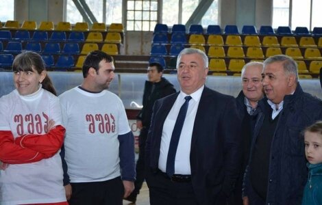 შშმ პირები მაისურზე წარწერით - „შშმპ“ - რუსთავის მერიის მიერ დაფინანსებულ ღონისძიებაზე