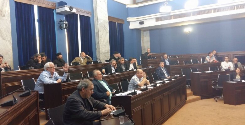 ფემიციდი და სექსუალური შევიწროება - კანონპროექტების ხმაურიანი განხილვა პარლამენტში